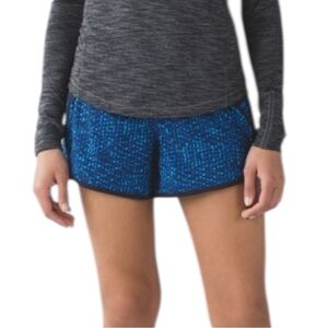 LULULEMON Tracker Short III Samba Snake Kayak Blue Hero Blue / Kayak Blue Size 4